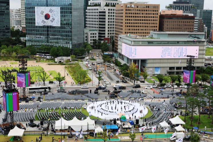 14일 서울 광화문 광장에 설치된 무대에서 '국민주권 대축제' 리허설이 진행되고 있다. 연합뉴스