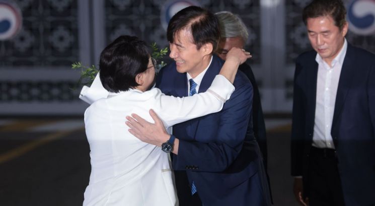 조국혁신당 조국 전 대표가 15일 서울 구로구 남부교도소에서 광복절 특별사면·복권 조치로 출소하며 김선민 당 대표 권한대행과 인사하고 있다. 연합뉴스