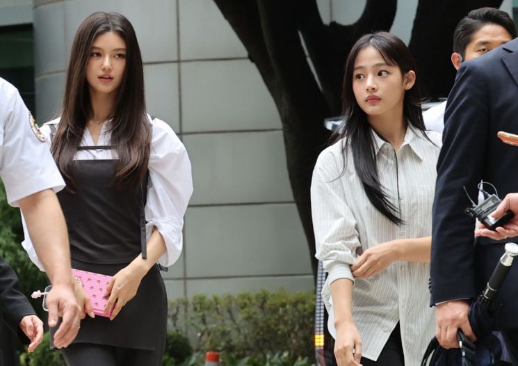 기획사 어도어와 전속계약 분쟁 중인 그룹 뉴진스의 다니엘(왼쪽)과 민지가 14일 서울 서초구 서울중앙지방법원에서 열린 전속계약 유효확인 소송 1심 조정을 위해 법원으로 들어서고 있다. 연합뉴스
