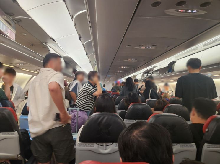 김포공항 착륙 당시 에어아시아 D7 506편의 기내 모습. 연합뉴스