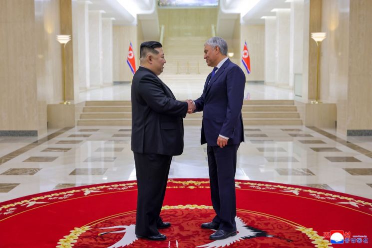 김정은 북한 국무위원장(왼쪽)과 뱌체슬라브 볼로딘 러시아 하원의장. 연합뉴스