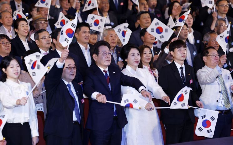 이재명 대통령과 김혜경 여사가 15일 서울 세종문화회관에서 열린 80주년 광복절 경축식에서 참석자들과 만세 삼창을 하고 있다. 2025.8.15 [대통령실통신사진기자단] 연합뉴스