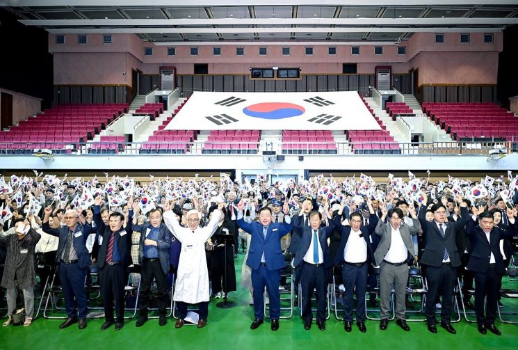 김경일 파주시장과 참석자들이 만세삼창을 하고 있다, 파주시 제공