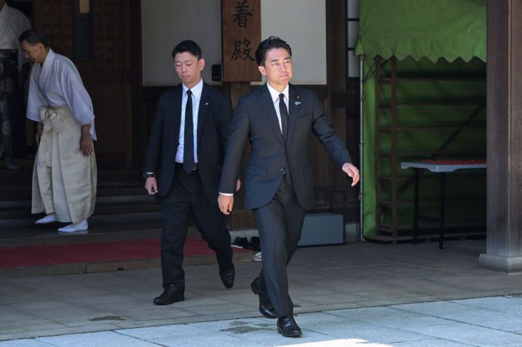 15일 야스쿠니 신사에서 참배를 마치고 나오는 고이즈미 신지로 일본 농림수산상. AFP연합뉴스