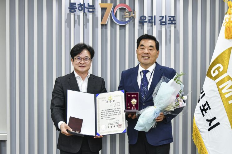 김병수 김포시장, 6·25 참전용사 유족에게 화랑무공훈장 전수