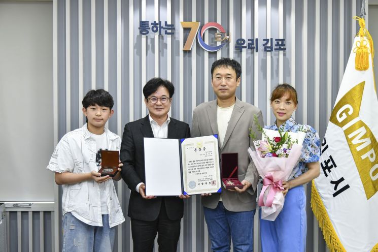 김병수 김포시장, 6·25 참전용사 유족에게 화랑무공훈장 전수