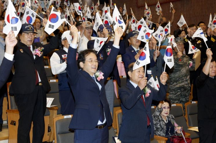 이동환 고양특례시장과 참석자들이 만세삼창을 하고 있다. 고양특례시 제공
