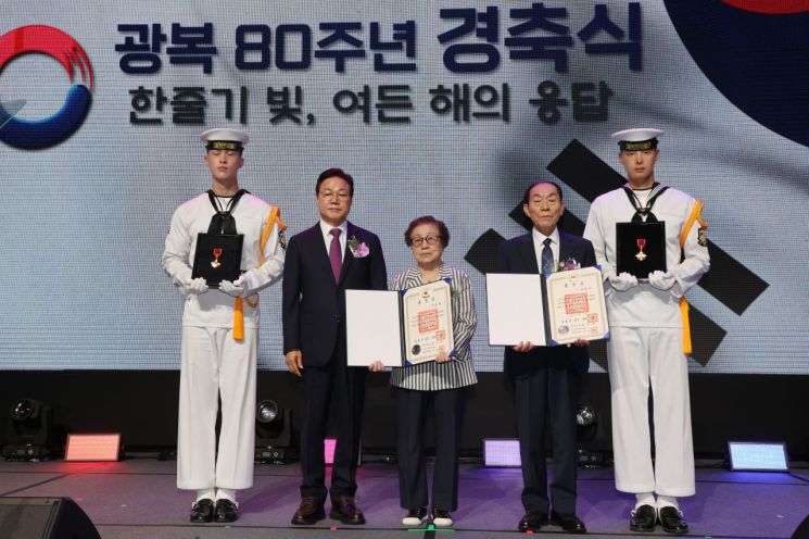 경남도 광복 80주년 경축식에서 독립유공자 故 이용택 선생 후손 이영준 씨(가운데), 독립유공자 故 이장우 선생 후손 이영찬 씨가 건국훈장을 대신 받았다. 경남도 제공