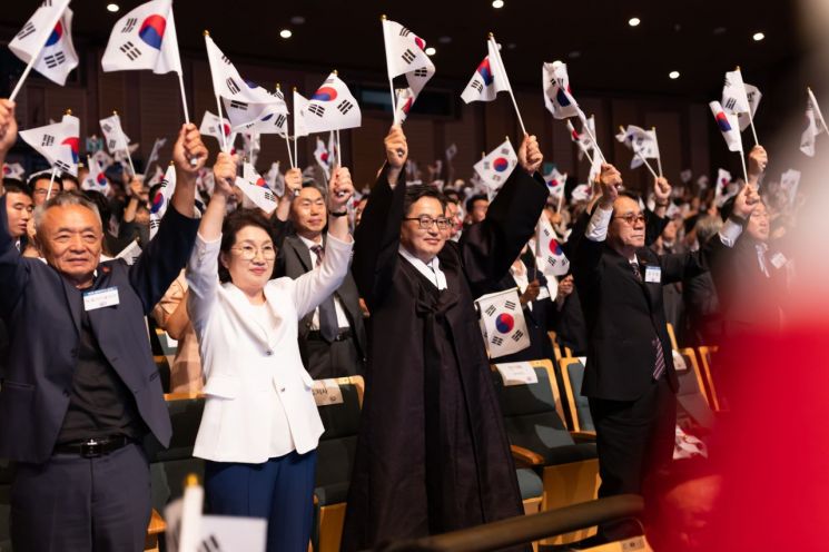 김동연 경기도지사가 15일 광복절 경축식에서 참석자들과 함께 대한독립만세를 외치고 있다. 경기도 제공