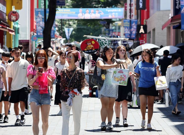 서울 명동 거리가 외국인 관광객 등으로 붐비는 모습. 연합뉴스