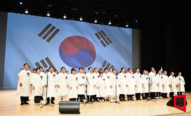 광복 80주년, 경북도 23개 시,군구 ‘자유·자주’ 결의선열 희생 기려유족과 함께한 경축식에서 광복의 노래을 부르고 있다. 권병건 기자