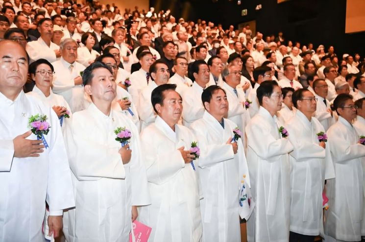 왼쪽부터 강영석 상주시장, 김장호 구미시장, 권기창 안동시장, 배낙호 김천시장, 임종식 경북교육감, 광복회 회장, 이철우 도지사 등 참석자 들이 국기에대한 경례를 하고 있다. 권병건 기자
