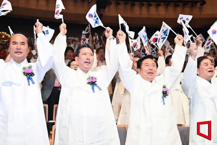 강영석 상주시장, 김장호 구미시장, 권기창 안동시장, 배낙호 김천시장 등이 만세 삼창을 하고 있다. 권병건 기자