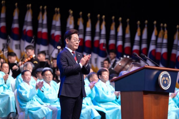 이재명 대통령이 15일 서울 세종문화회관에서 열린 80주년 광복절 경축식에서 박수치고 있다. 대통령실·연합뉴스