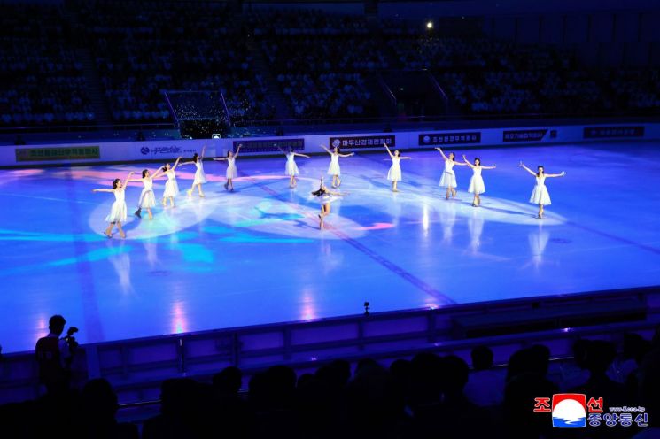14일 평양 보통강변 빙상관 개관식에서 피겨 스케이팅 축하 공연이 열리고 있다. 조선중앙통신, 연합뉴스