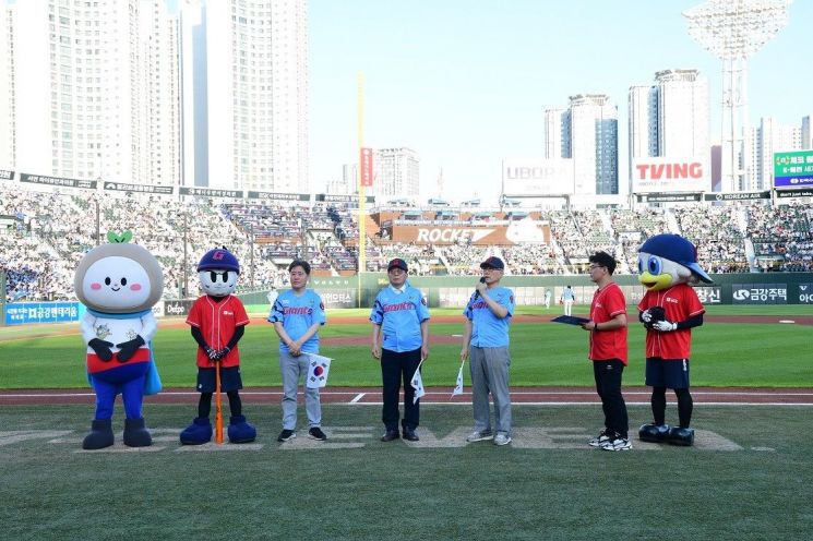 부산보훈청, 롯데자이언츠와 함께한 ‘광복 80년 기념 시구·시타’