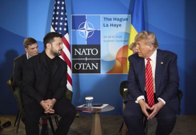 6월25일(현지시간) 네덜란드 헤이그에서 열린 북대서양조약기구(NATO·나토) 정상회의를 계기로 만난 볼로디미르 젤렌스키 우크라이나 대통령(왼쪽)과 도널드 트럼프 미국 대통령. EPA연합뉴스