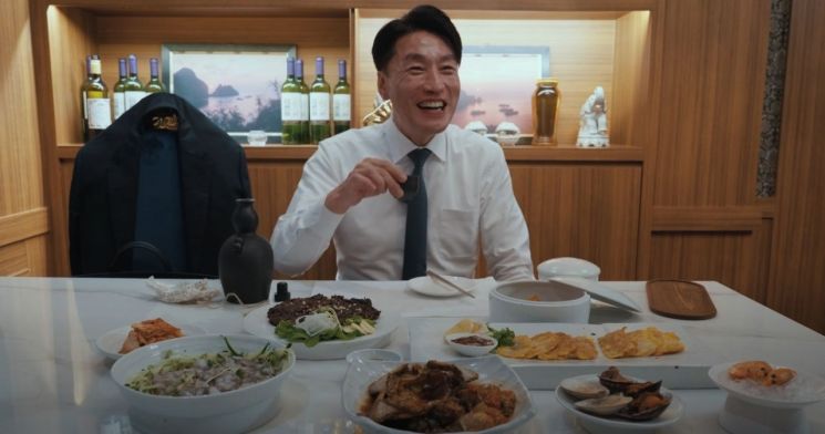 인기 유튜버 마츠다씨가 남도 명인이 준비한 남도한상차림, 전통주를 페어링한 먹방 콘텐츠 영상을 찍고 있다. 마츠다 유튜브 화면 캡처