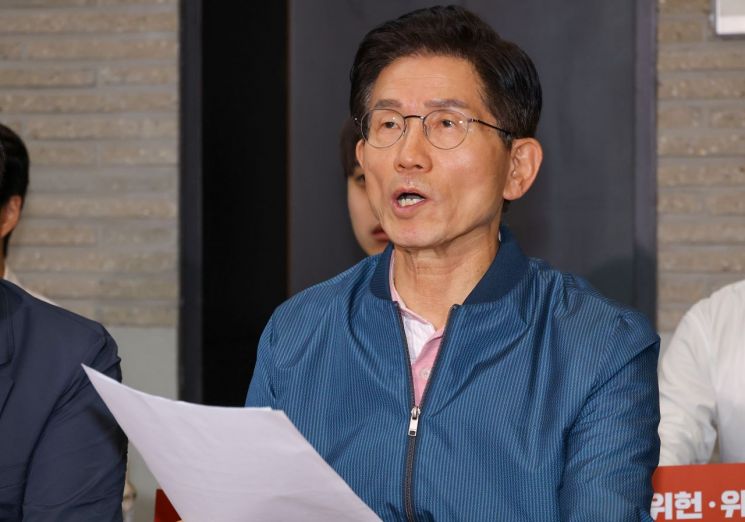 김문수 국민의힘 당대표 후보가 이재명 대통령의 조국 전 조국혁신당 대표에 대한 광복절 특별사면을 강하게 비판했다. 연합뉴스