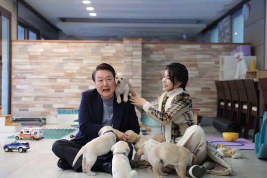 윤석열 전 대통령과 김건희 여사가 지난 2022년 경기도 용인 삼성화재 안내견 학교에서 리트리버 강아지들을 살펴보고 있다.