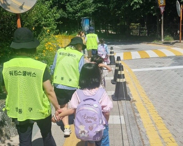 성동구가 2학기 개학을 앞두고 통학로 안전 및 환경 개선을 위한 지원대책 추진에 돌입했다. 워킹스쿨버스 운영 모습. 성동구 제공.