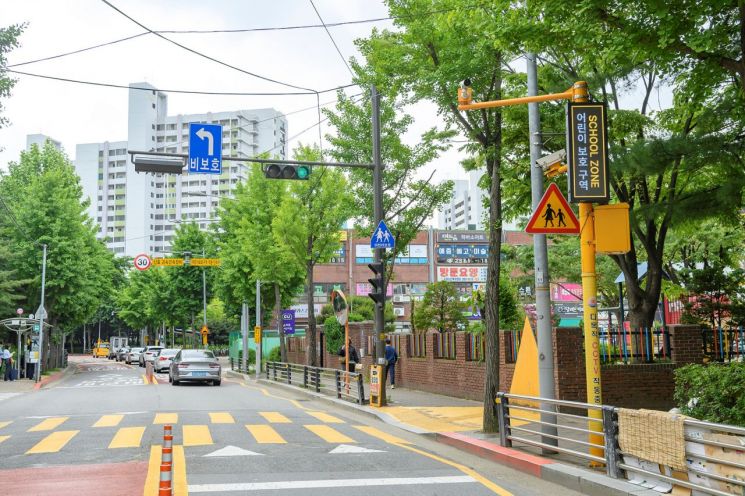 양천구, 어린이보호구역 안전 강화…‘옐로카펫’ 새 단장