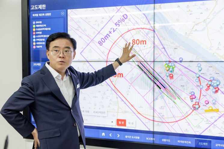 진교훈 강서구청장은 본지와의 인터뷰에서 김포공항 주변 고도제한 완화에 대한 내용을 설명하고 있다. 진 구청장은 국제민간항공기구(ICAO)의 기준 개정이 강서구를 제외한 인근 지역의 고도제한을 오히려 강화한다는 주장에 대해 "전혀 그렇지 않다"고 했다. 강서구 제공.