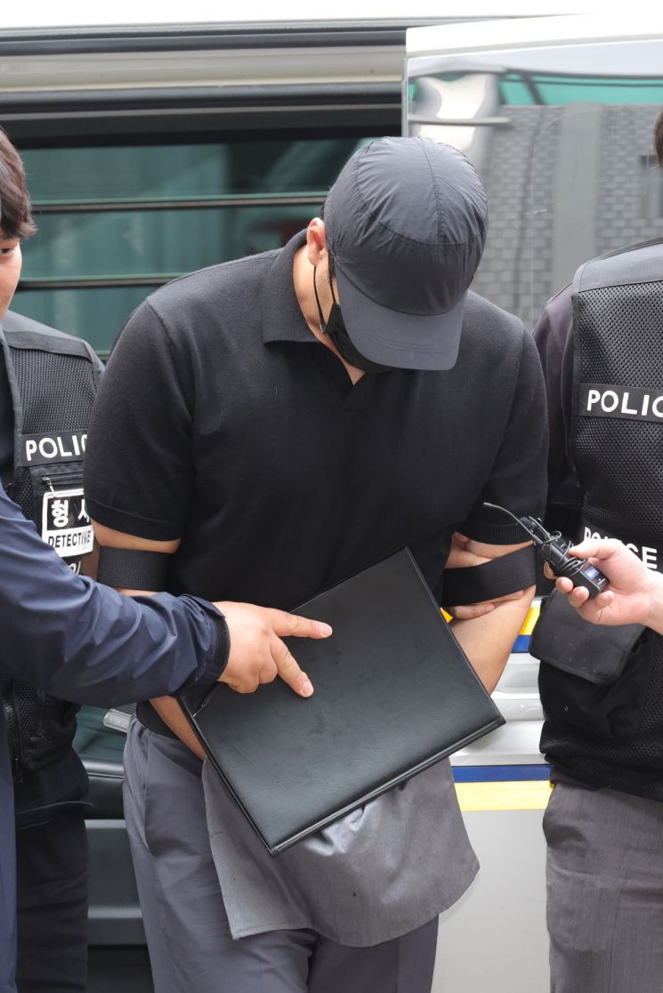 지난달 30일 경기도 의정부시 가능동 의정부지방법원에서 강도상해 혐의로 구속영장이 청구된 30대 농협 직원 A씨가 구속 전 피의자 심문을 위해 법정으로 이동하고 있다. 연합뉴스