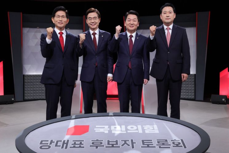 국민의힘 당 대표 선거에 출마한 후보들이 17일 서울 여의도 KBS에서 열린 2차 텔레비전 토론회에 앞서 기념 촬영을 하고 있다. 연합뉴스