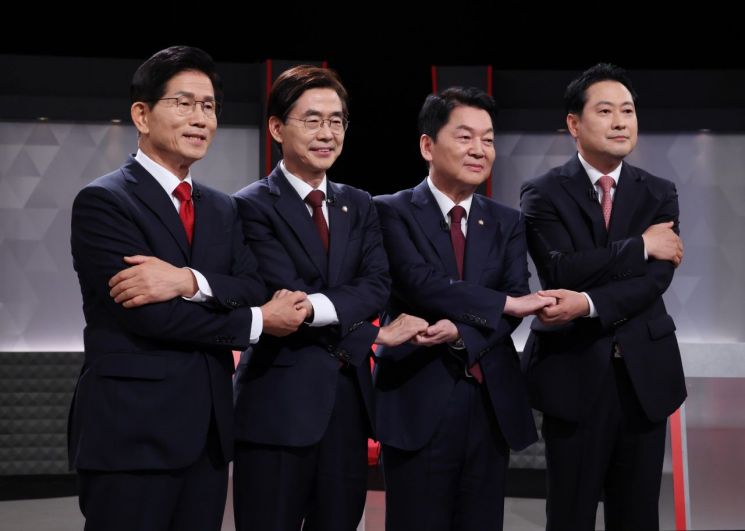 국민의힘 당 대표 선거에 출마한 후보들이 17일 서울 여의도 KBS에서 열린 2차 텔레비전 토론회에 앞서 기념 촬영을 하고 있다. 연합뉴스