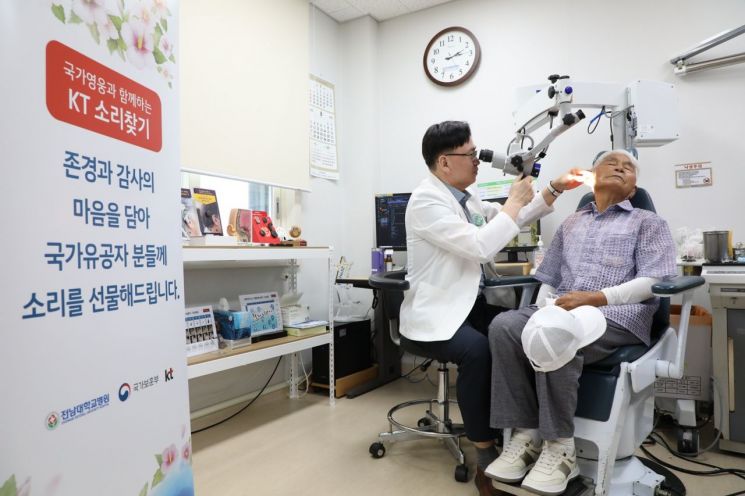 전남대학교병원 이비인후과 조형호 교수가 지난 13일 난청 증세가 있는 국가유공자를 대상으로 진료를 하고 있다. 전남대학교병원 제공