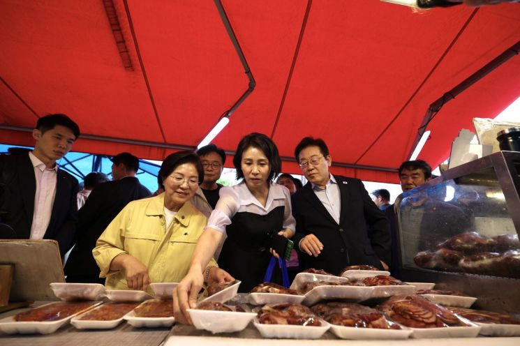 李대통령 부부, 은평구 연서시장 '깜짝 방문'…"소비쿠폰으로 시장에 활력 다행"