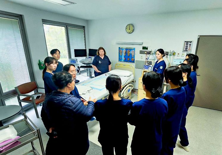 영진전문대학교 간호학과 학생들이 호주 시드니 의료기관(fairfield hospital) 분만실에서 분만간호 학습에 참여하고 있다.