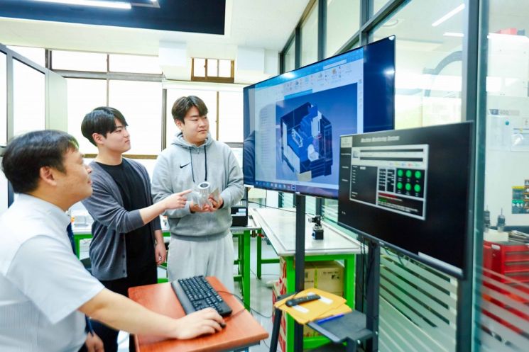영진전문대 AI융합기계계열 디지털트윈 기반 5축 기계가공 실습장면.