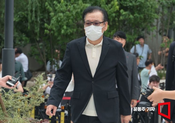 김건희 씨에게 각종 청탁을 전달한 창구로 지목된 건진법사 전성배 씨가 18일 민중기 특별검사팀 사무실이 마련된 서울 종로구 KT 광화문빌딩 웨스트로 들어가고 있다. 2025.08.18 윤동주 기자