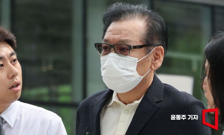김건희 씨에게 각종 청탁을 전달한 창구로 지목된 건진법사 전성배 씨가 18일 민중기 특별검사팀 사무실이 마련된 서울 종로구 KT 광화문빌딩 웨스트로 들어가고 있다. 2025.08.18 윤동주 기자