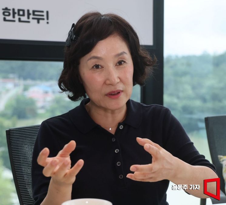 남미경 한만두식품 대표가 경기도 양주시 한만두식품 본사에서 아시아경제와 인터뷰를 하고 있다. 윤동주 기자