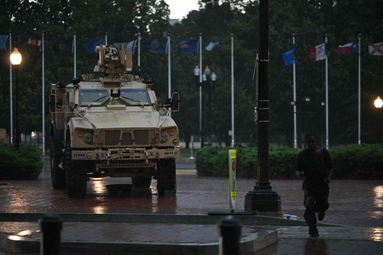 "워싱턴 주방위군, 무장도 준비"…민주당 도시 압박하는 트럼프