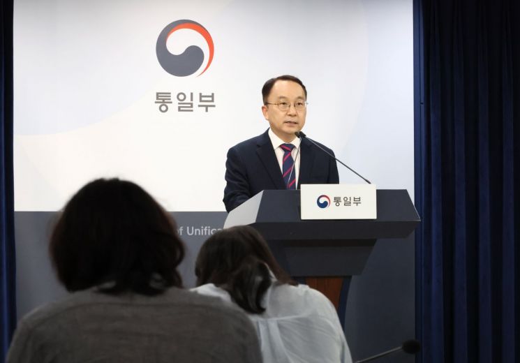 구병삼 통일부 대변인이 18일 서울 종로구 정부서울청사에서 정례브리핑을 하고 있다. 연합뉴스