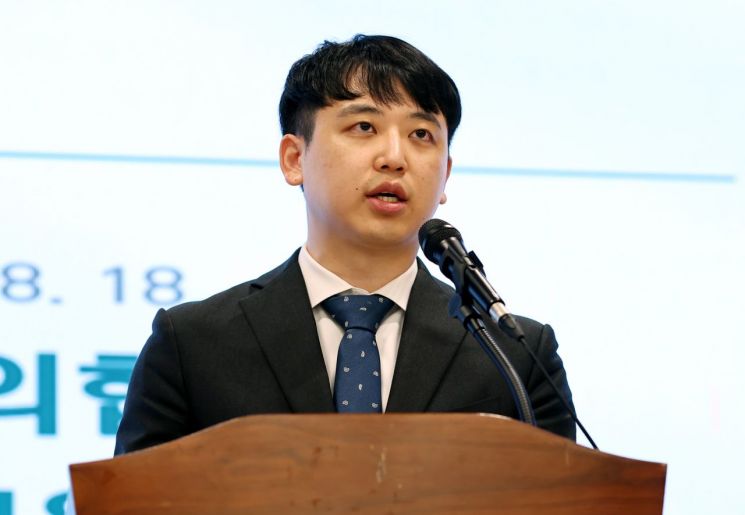 한성존 대한전공의협의회 비상대책위원장이 18일 서울 용산구 대한의사협회 회관에서 열린 임시대의원총회에서 발언하고 있다. 연합뉴스