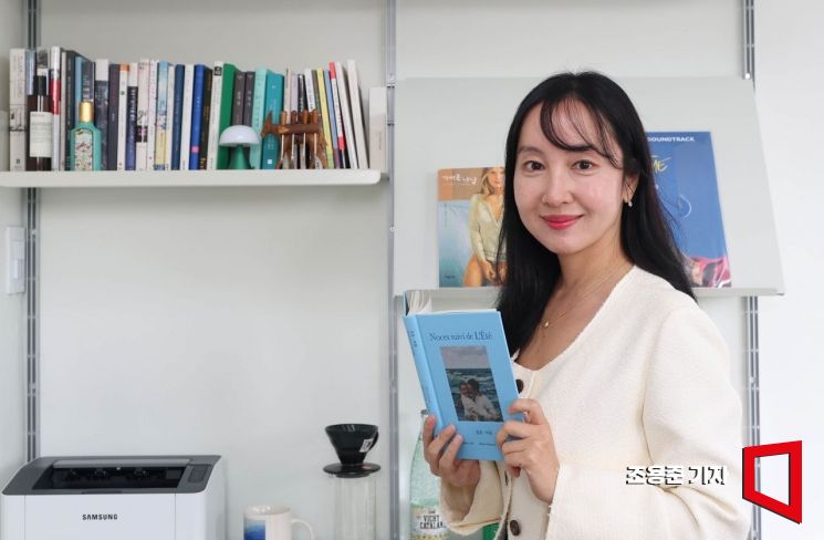 박소정 녹색광선 대표가 서울 마포구 사무실에서 인터뷰에 앞서 표즈를 취하고 있다. 조용준 기자