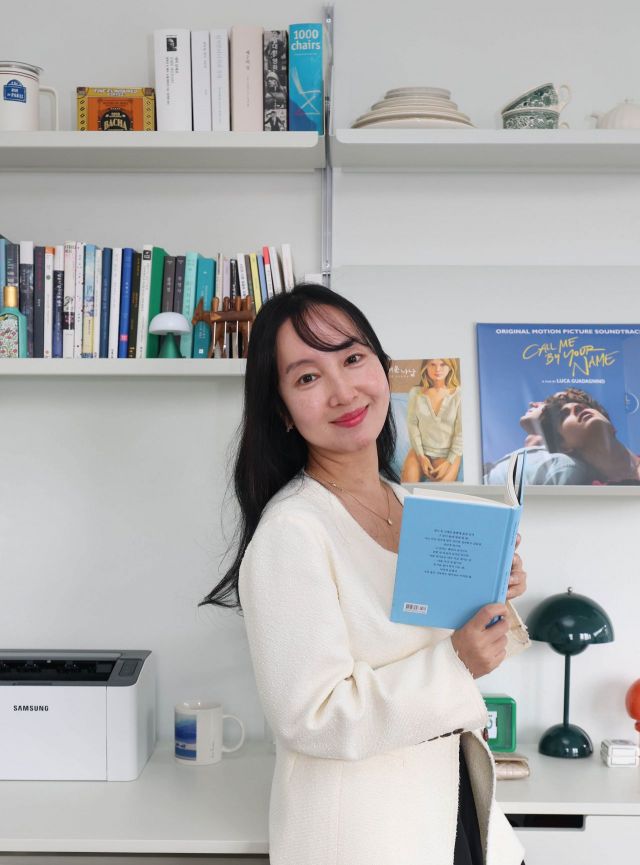 박소정 녹색광선 대표가 서울 마포구 사무실에서 인터뷰에 앞서 표즈를 취하고 있다. 조용준 기자