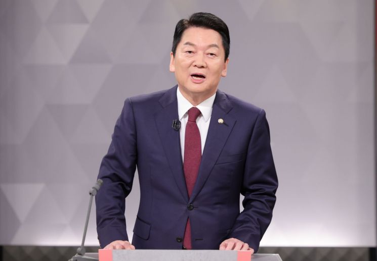 국민의힘 당 대표 선거에 출마한 안철수 후보가 17일 서울 여의도 KBS에서 열린 2차 텔레비전 토론회에서 발언하고 있다. 연합뉴스