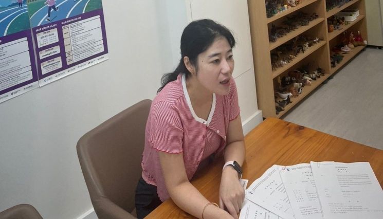 유호윤 인천디지털성범죄예방대응센터 피해지원관이 지난 11일 센터 내 한 상담실에서 성착취물 제작·배포 및 성폭력범죄의 처벌 등에 관한 특례법을 위반한 피의자인 김모(35)씨의 판결문을 토대로 과거 범죄 사실에 대해 설명하고 있다. 인천디지털성범죄예방대응센터 제공
