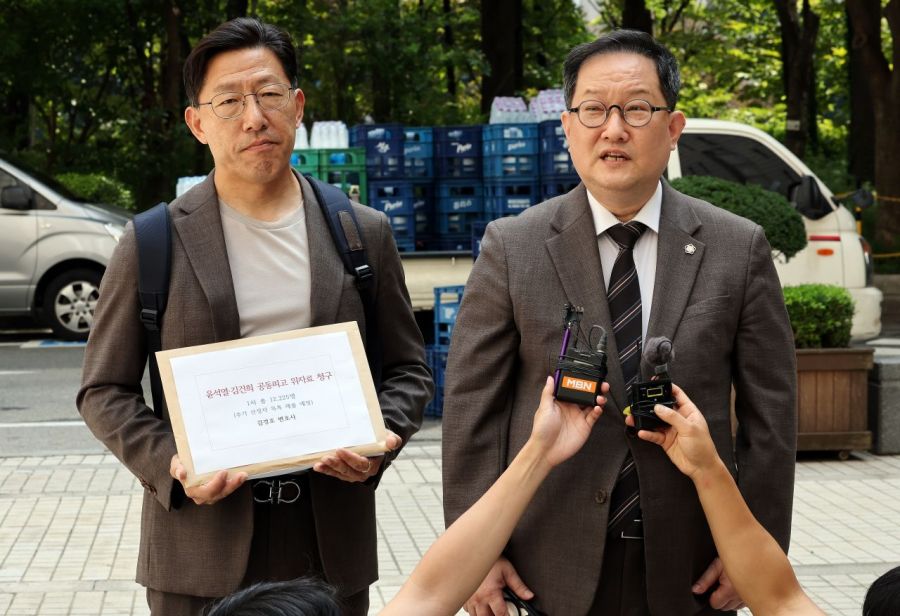 18일 서울 서초구 서울중앙지법에서 윤석열 전 대통령 부부를 상대로 한 '12·3 비상계엄' 손해배상소송 소장 접수에 앞서 법률사무소 호인의 김경호 변호사(오른쪽)가 관련 입장을 밝히고 있다. 현재까지 윤 전 대통령에게 제기된 계엄 손해배상 소송은 있었지만, 김건희 씨를 상대로 책임을 묻는 소송이 제기된 것은 이번이 처음이다. 연합뉴스
