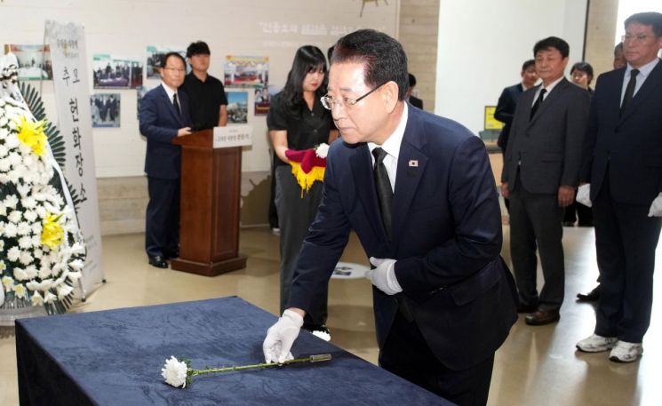 김영록 전라남도지사가 18일 오전 목포 김대중노벨평화상기념관에서 열린 ‘김대중 대통령 서거 16주기 추모식’에 참석해 헌화·묵념을 하고 있다. 전남도 제공