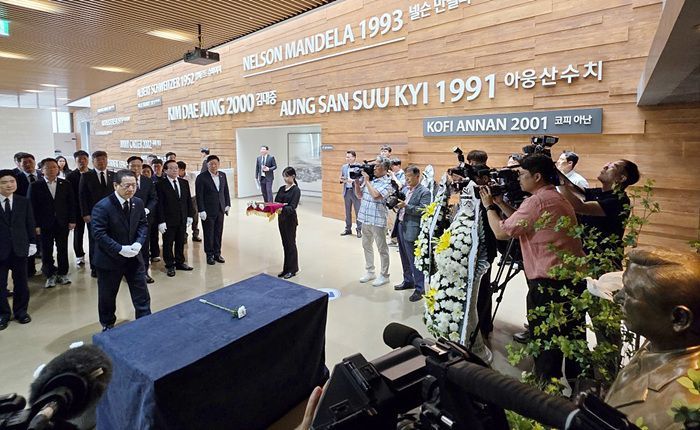 김대중노벨평화상기념관에서 열린 추모제에 김영록 전남지사가 헌화하고 있다. 정승현 기자
