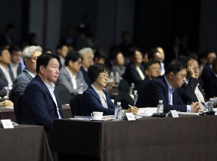 최태원 SK 회장이 18일 서울 광진구 워커힐 호텔에서 열린 '이천포럼 2025'에 참석하고 있다. 사진 왼쪽부터 최태원 SK 회장, 김선희 SK㈜ 이사회 의장, 최재원 SK 수석부회장, 김용학 SK텔레콤 이사회 의장. SK