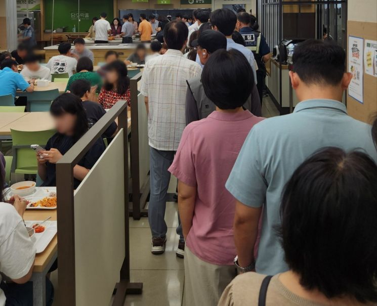 "이 가격에 이 구성 혜자 아닌가요?"…줄 서서 기다리는 공공기관 식당
