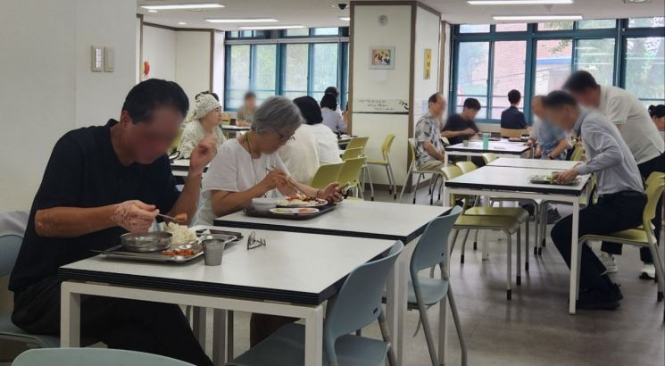 "이 가격에 이 구성 혜자 아닌가요?"…줄 서서 기다리는 공공기관 식당